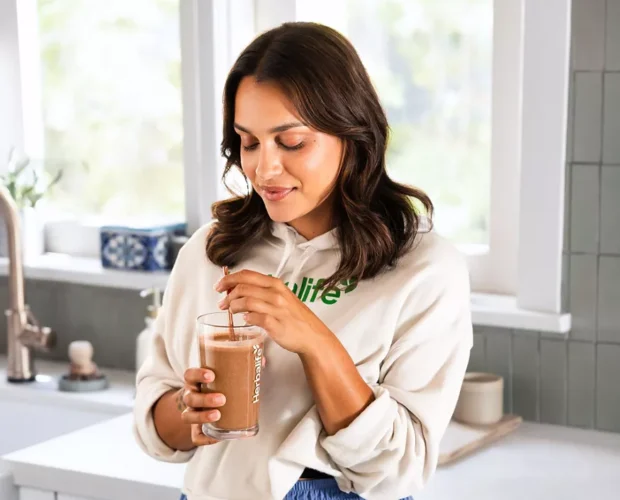 li-woman-drinking-formula-1-shake